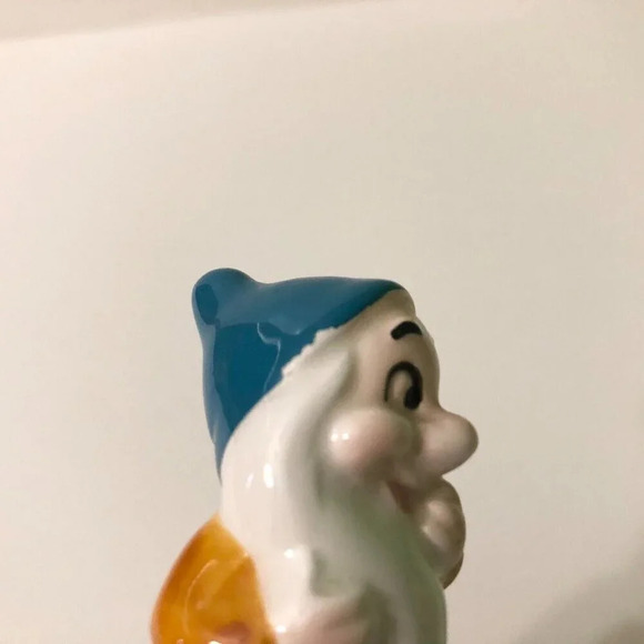 Vintage Bashful Figurine Snow White Dwarfs Disney  Japan 2.5 Inch Tall Figure - Picture 6 of 15